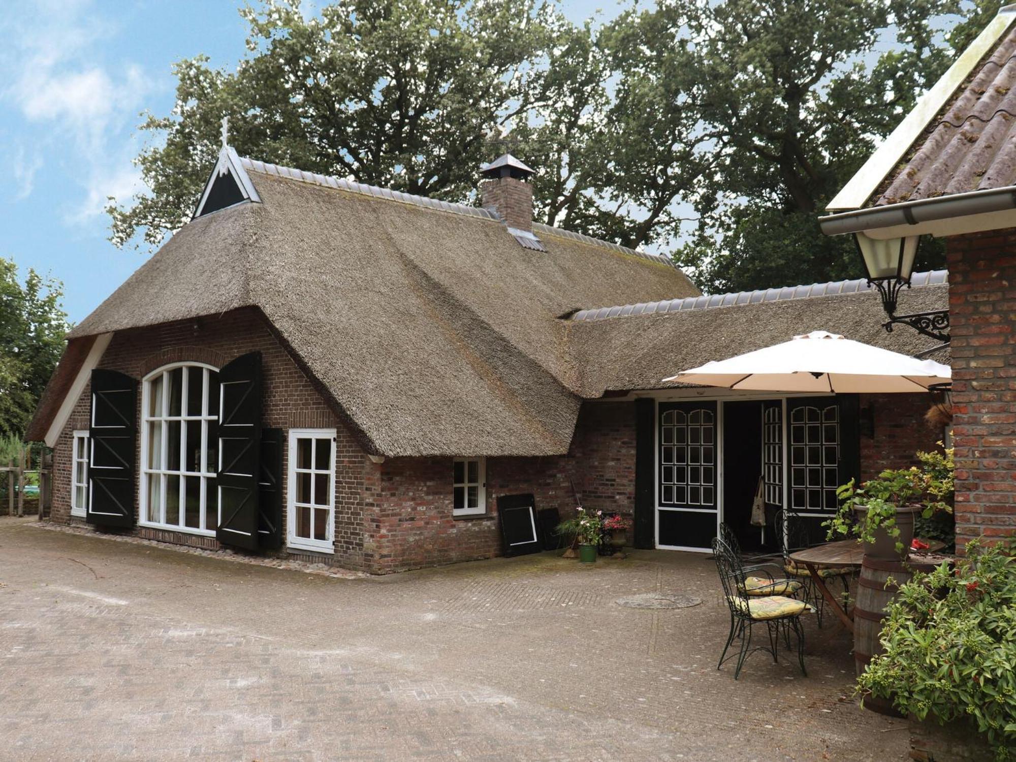 Villa on an Estate in Rheezerveen with Garden Buitenkant foto